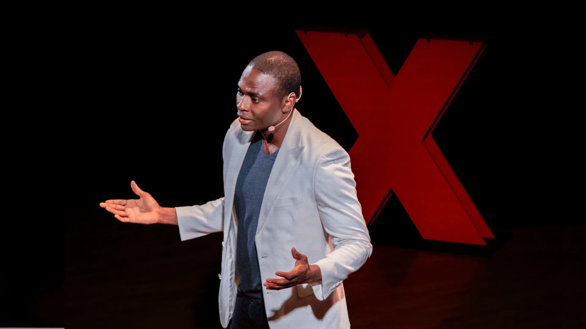 Murphy Alex - speaking on stage